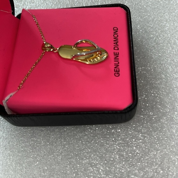🆕 Gianni Argento Flip Flop Pendant Necklace Gold Tone Diamond Accent 18” - Picture 5 of 6